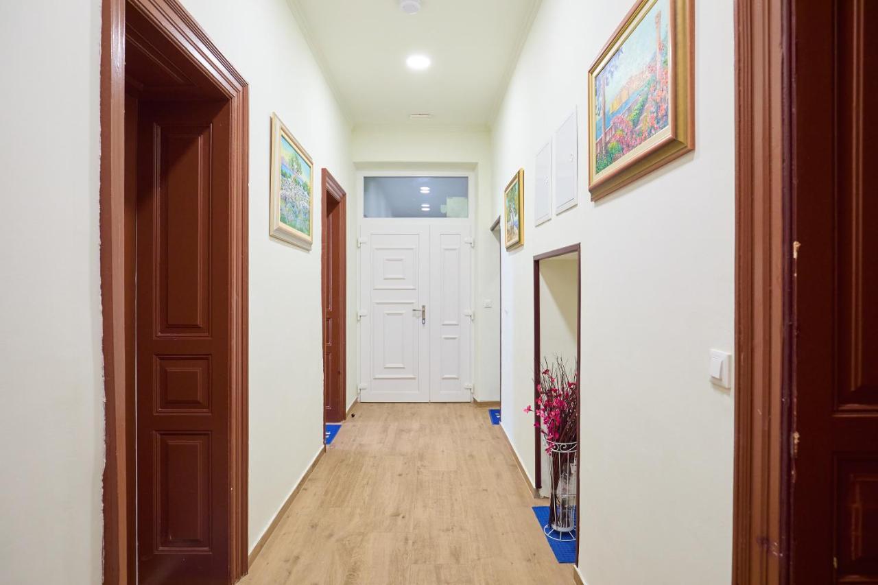 Spacious 4 Bedroom Appartamento